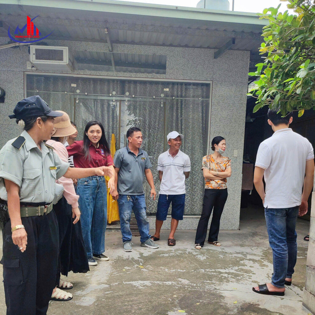 đội ngũ an ninh hướng dẫn sinh viên thuê phòng trọ quận 12